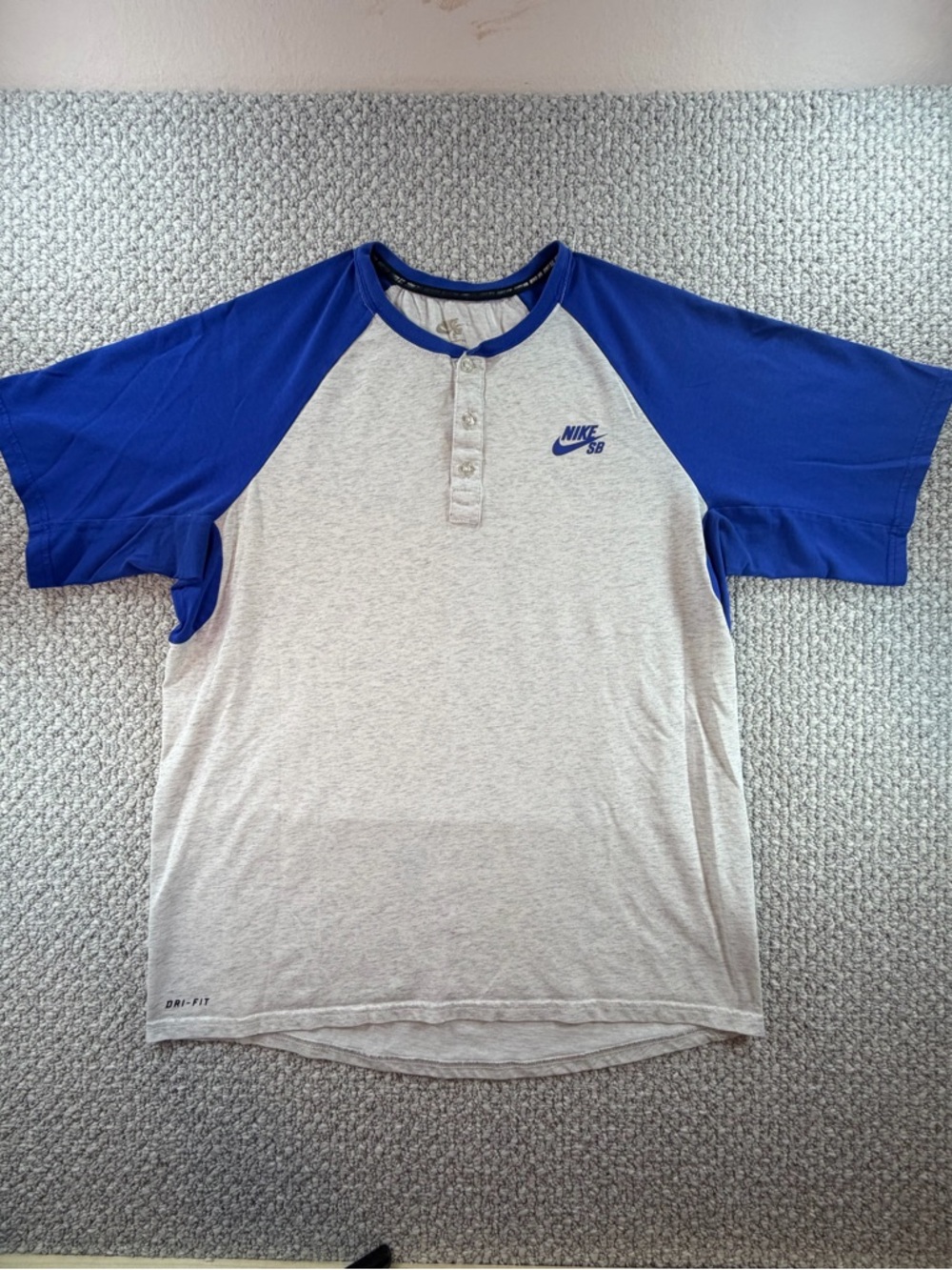 Nike SB Baseball Raglan Henley Tee-Gray Body-Blue short sleeve-Men’s size L